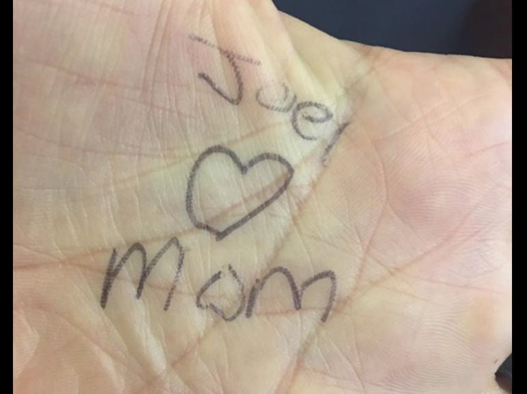 El mensaje que Joel le escribió a su madre en la palma de la mano.