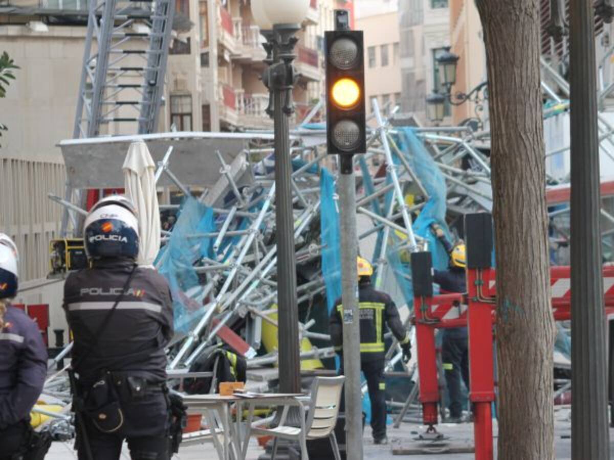A la espera del peritaje de bomberos, para saber por qué se desplomó el andamio de seis toneladas