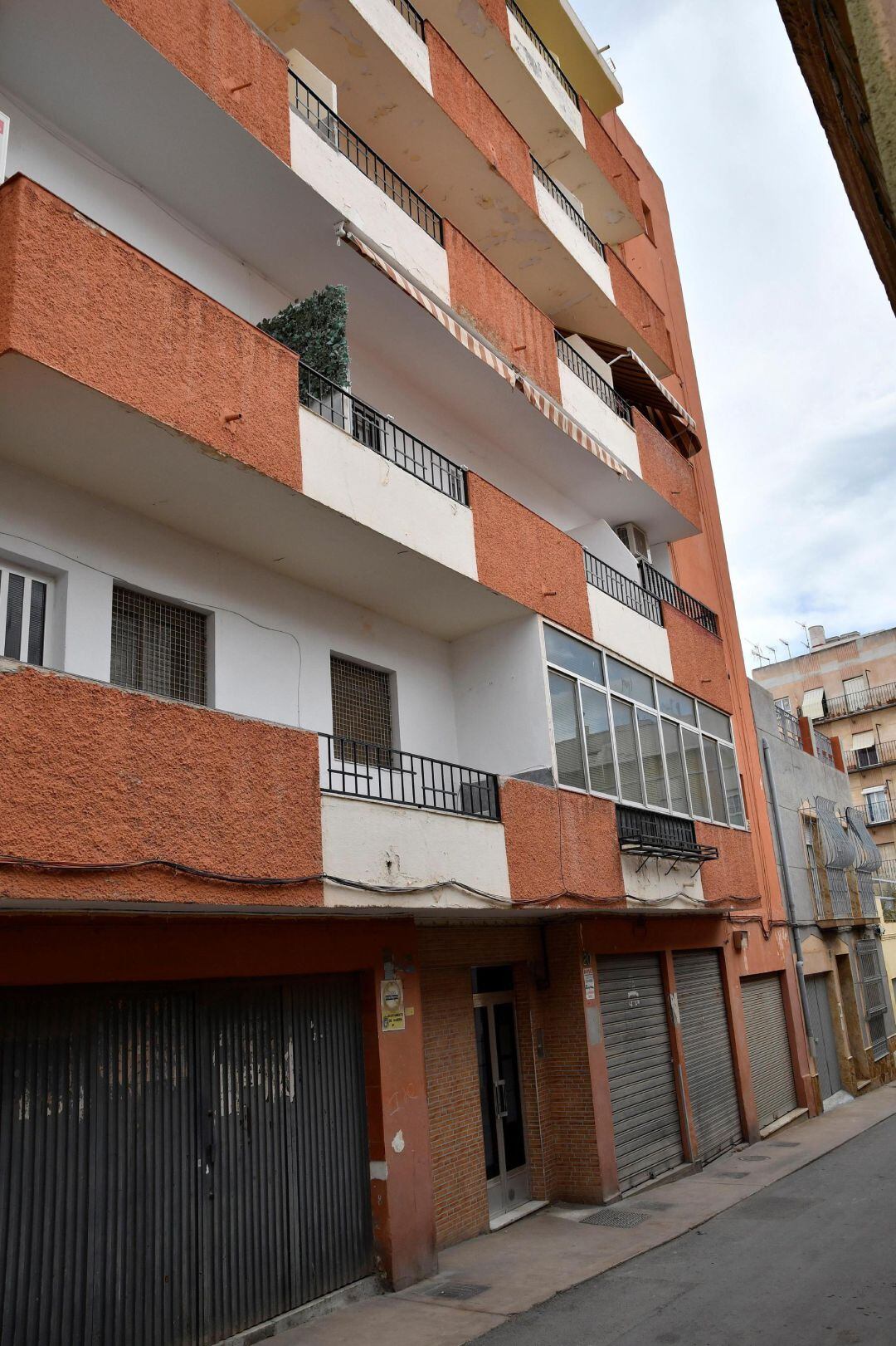 Fachada del edificio, en la calle Cádiz de Almería, donde estaba escondido uno de los terroristas del Dáesh más buscados de Europa, que se encontraba con dos personas en un piso de alquiler y que, aprovechando la pandemia de coronavirus, salía en pocas ocasiones a la calle y siempre con mascarilla para evitar ser reconocido.