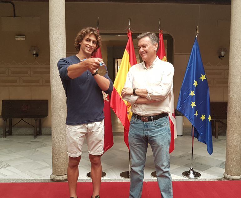 El piragüista de Palazuelos de Eresma, David Llorente muestra una de sus recientemente conquistadas medallas en presencia de Francisco Vázquez, presidente de la Diputación.  