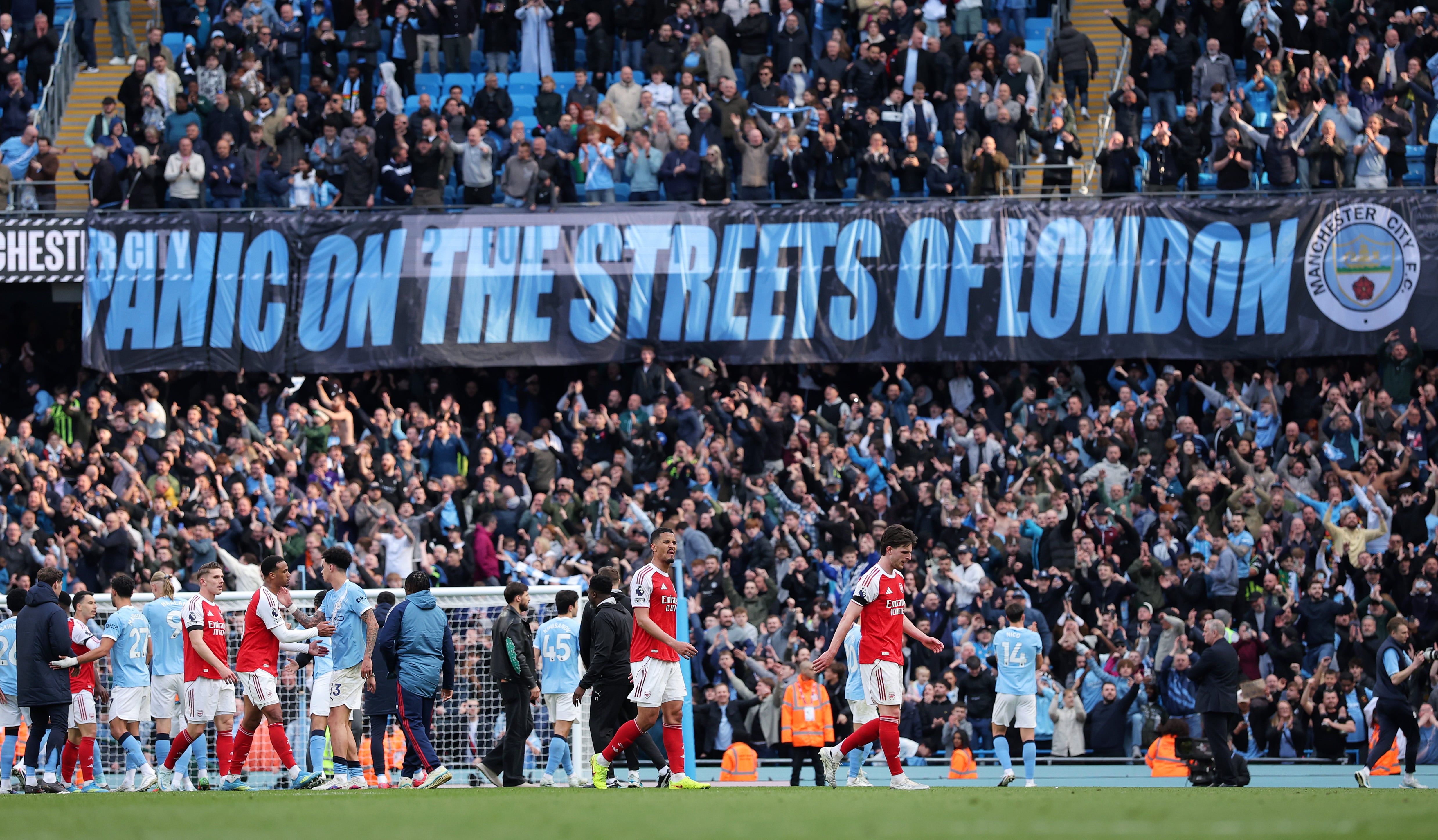 La pancarta de los aficionados del Manchester City en el Etihad Stadium