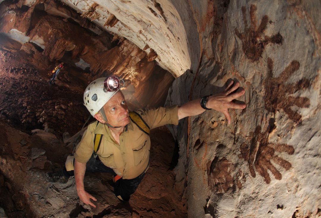 Un equipo de exploradores británicos, en la cueva de Borneo