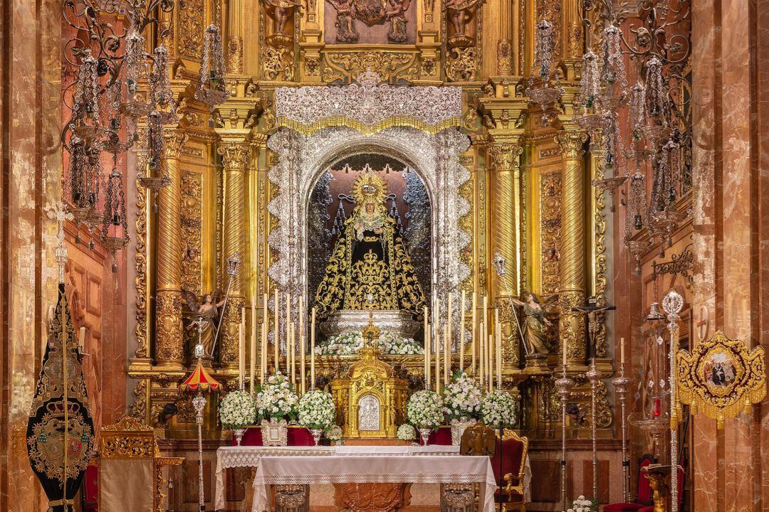 Así luce este martes, día de su 425 aniversario fuindacional, el altar mayor de la Basílica de la Macarena