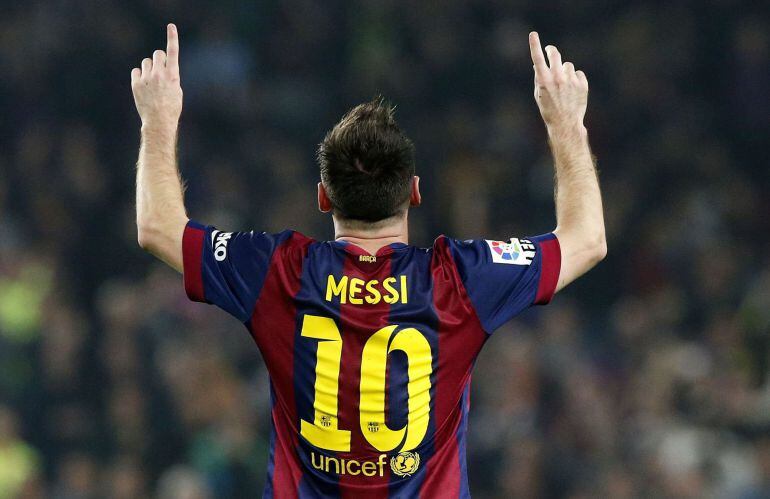 Barcelona&#039;s Lionel Messi celebrates his goal against Sevilla during their Spanish first division soccer match at Nou Camp stadium in Barcelona November 22, 2014.    REUTERS/Gustau Nacarino (SPAIN  - Tags: SPORT SOCCER)