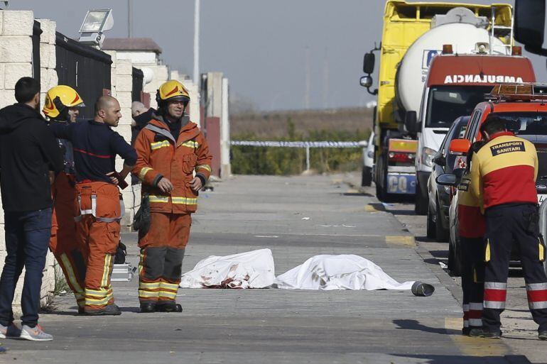 Efectivos de los servicios de emergencias junto a los cadáveres de dos personas que han fallecido hoy a consecuencia de una explosión en una empresa de biodiésel de Algemesí (Valencia)