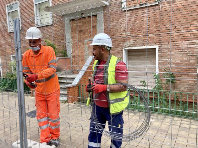 Técnicos municipales vallan los alrededores del bloque