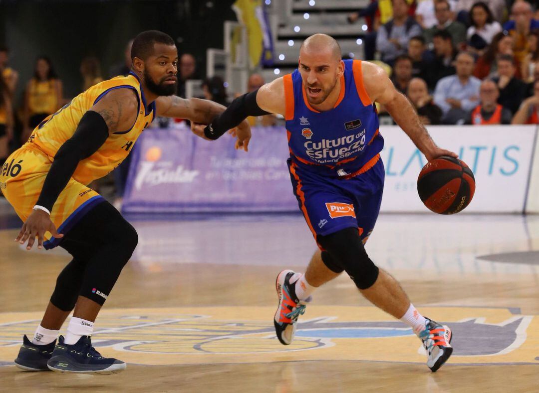 El jugador del Herbalife Gran Canaria Omar Cook y el jugador del Valencia Basket Quino Colom