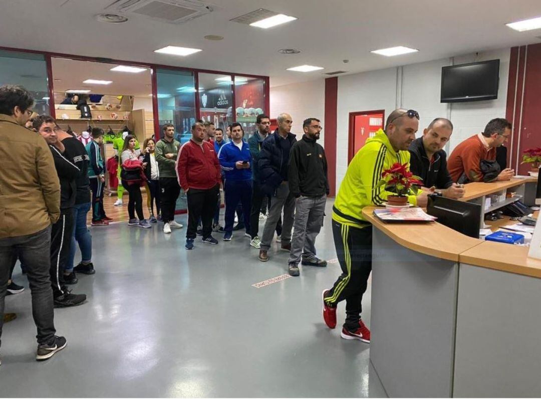 Siguen las colas en la sede del Almería para conseguir un abono.