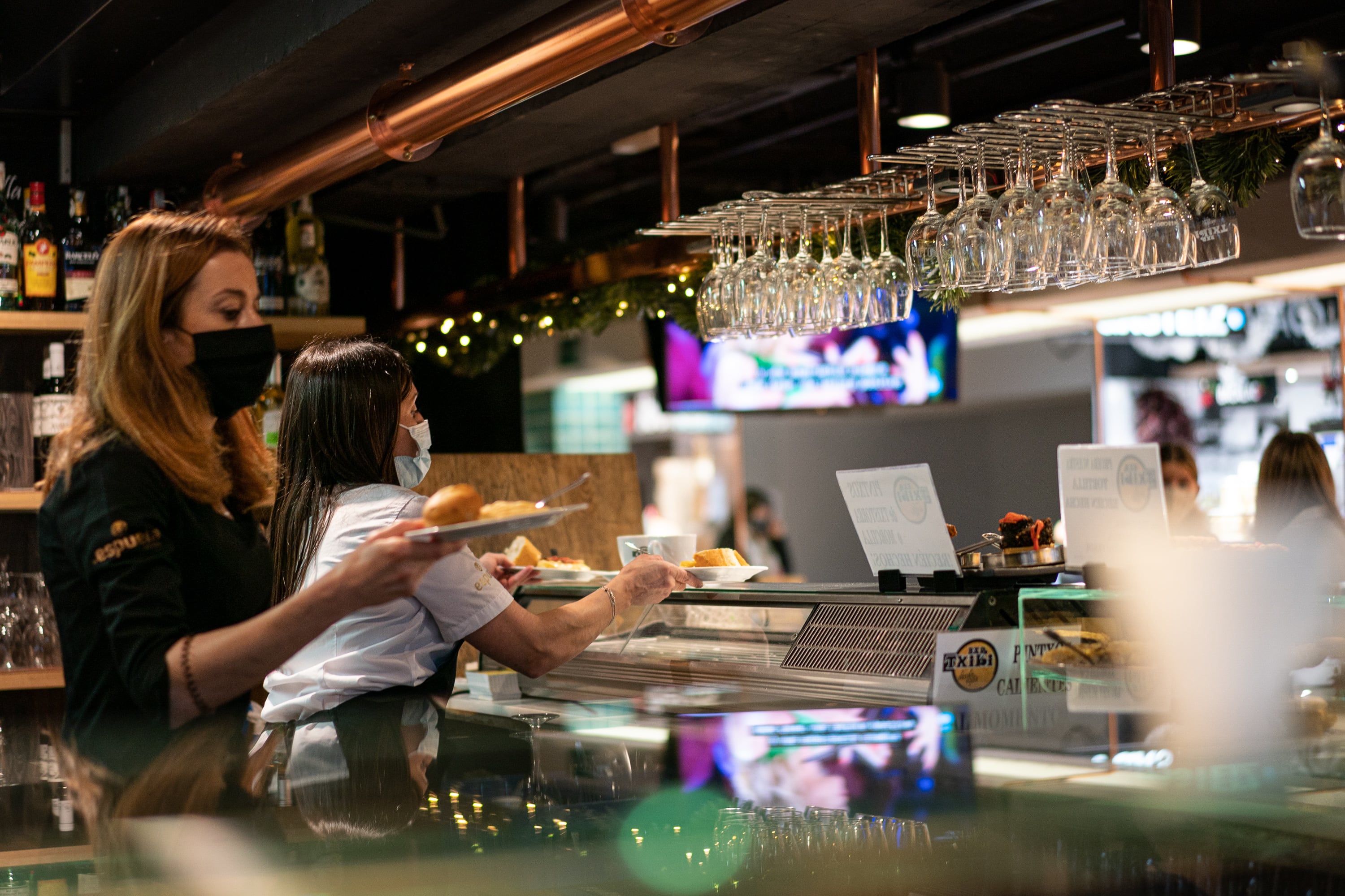 Dos camareras trabajan en un bar de Vitoria.