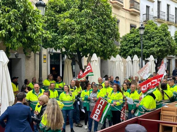 Protestas de los trabajadores de Las Calandrias a las puertas del Ayuntamiento de Jerez