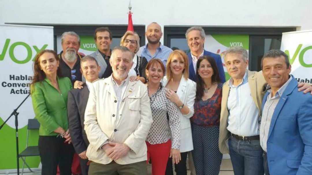 Lara en una imagen de archivo junto a candidatos de la formación por la provincia de Málaga en las pasadas municipales