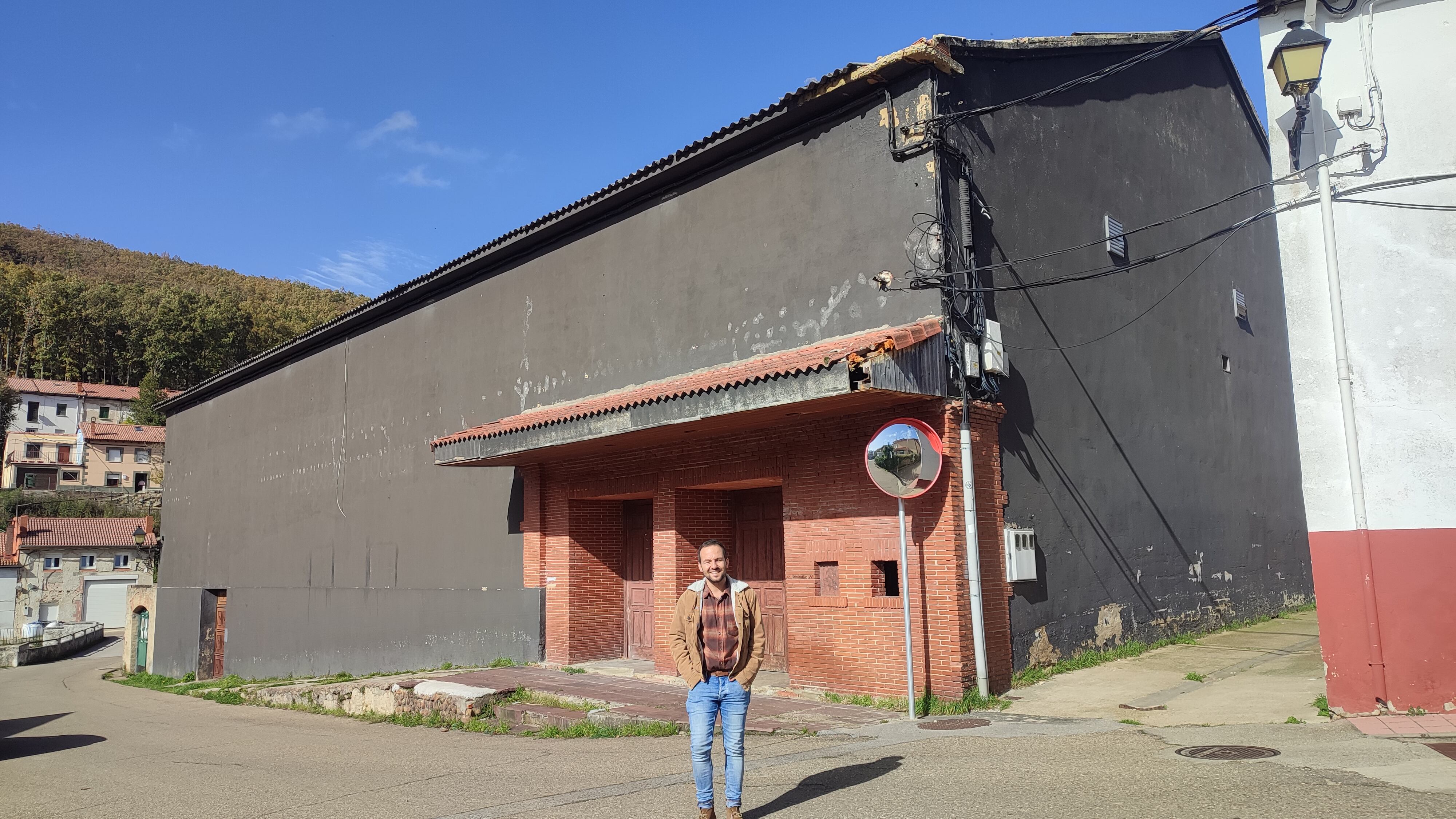 El alcalde de Barruelo de Santullán ante el antiguo auditorio