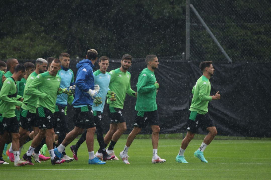 Varios futbolistas del Betis, entre ellos Canales, en una de las sesiones de entrenamiento del equipo en su primera concentración de pretemporada en Suiza. 