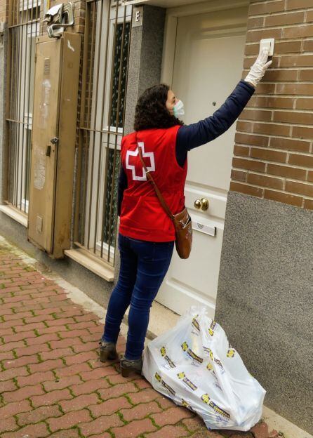 Cruz Roja ha puesto en marcha el servicio de comidas y cenas a mayores que viven solos.