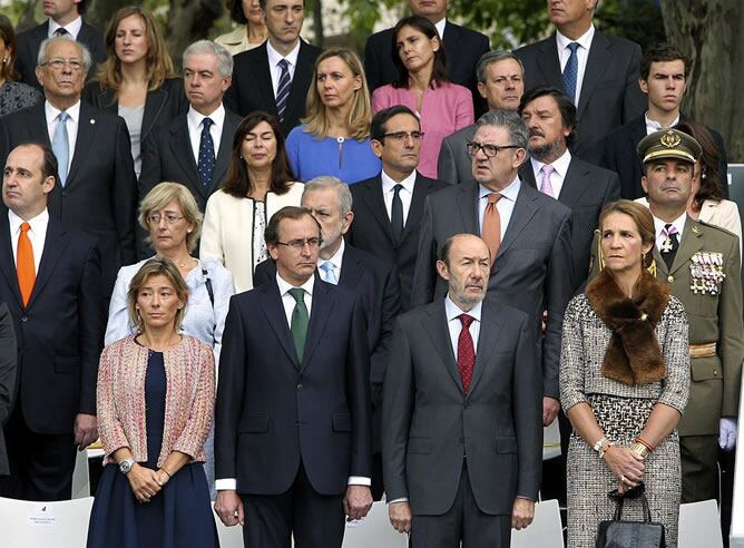 La infanta Elena, junto al secretario general del PSOE, Alfredo Pérez Rubalcaba y el portavoz del PP en el Congreso, Alfonso Alonso, en la tribuna de autoridades