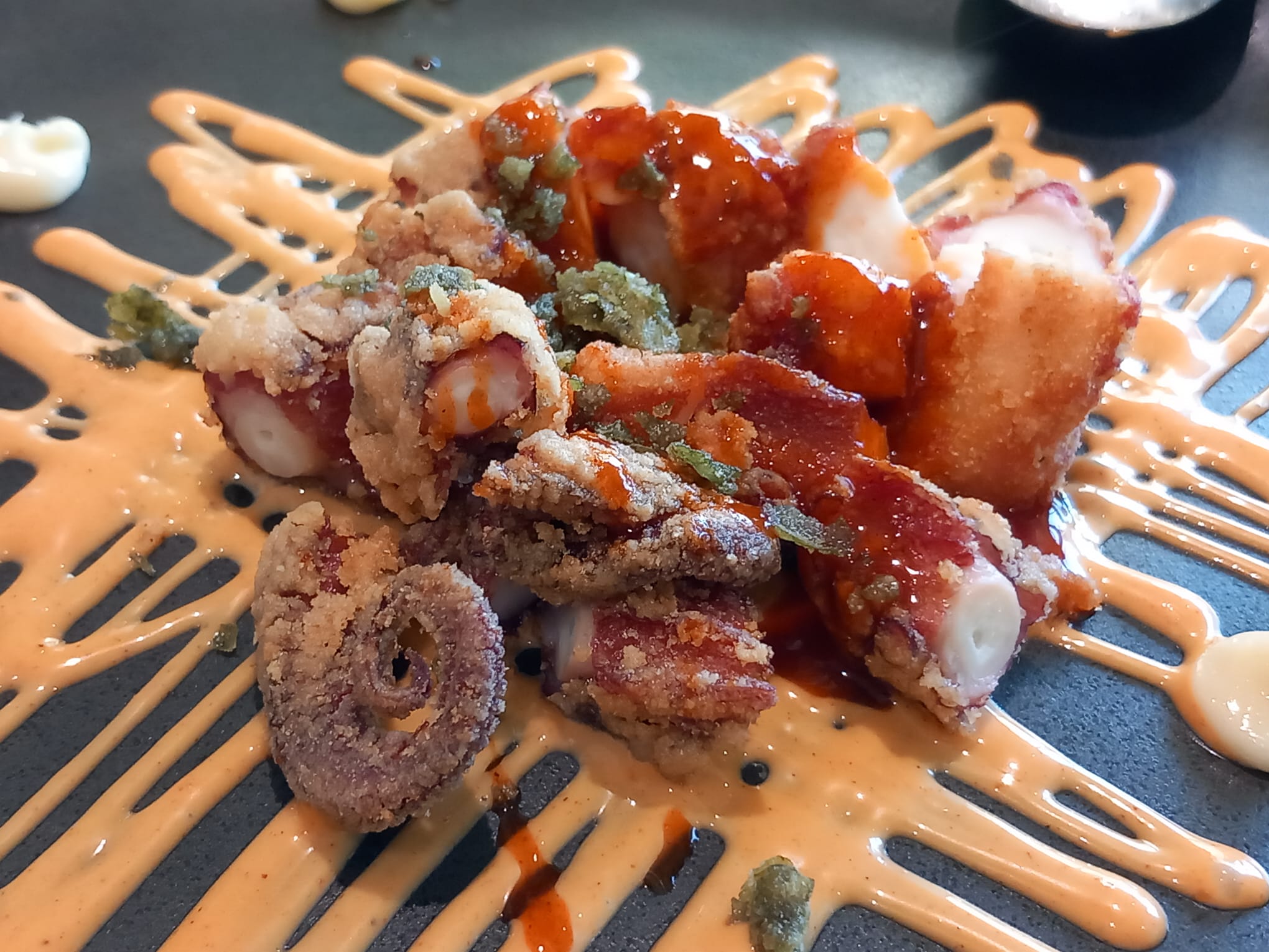 Pulpo frito con mayonesa japonesa ahumada