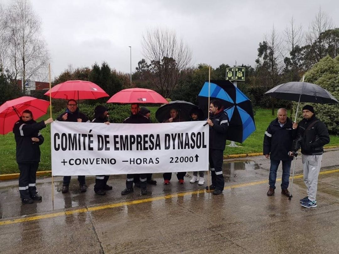 Archivo - Concentración del comité de empresa de Dynasol 