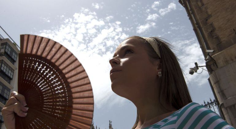 GRA142. JAÉN, 05/08/2015.- Una joven se refresca con un abanico durante su visita hoy al casco antiguo de Jaén. La Dirección General de Protección Civil y Emergencias del Ministerio del Interior ha alertado hoy por altas temperaturas en Granada, Jaén y Córdoba, concretamente en las áreas del valle del Guadalquivir, y en La Mancha albaceteña. En todas estas zonas podrían alcanzarse los 40 grados, de acuerdo con la predicción de la Agencia Estatal de Meteorología (AEMET). EFE/Jose Manuel Pedrosa