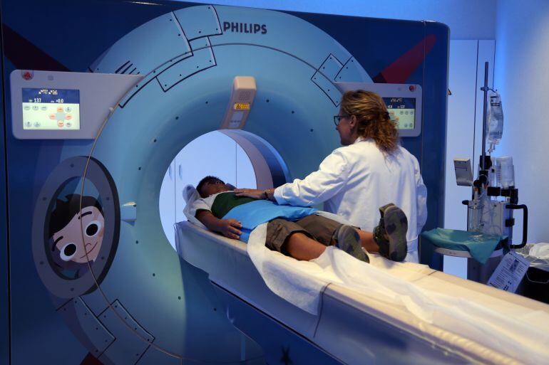 El nou TAC infantil de l'Hospital Vall d'Hebron redueix la radiació que rep el pacient un 80%