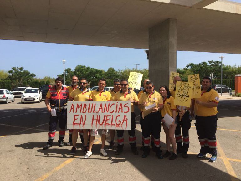 Protesta de los trabajadores del transporte sanitario de la Marina Alta, ayer en el Hospital de Dénia.