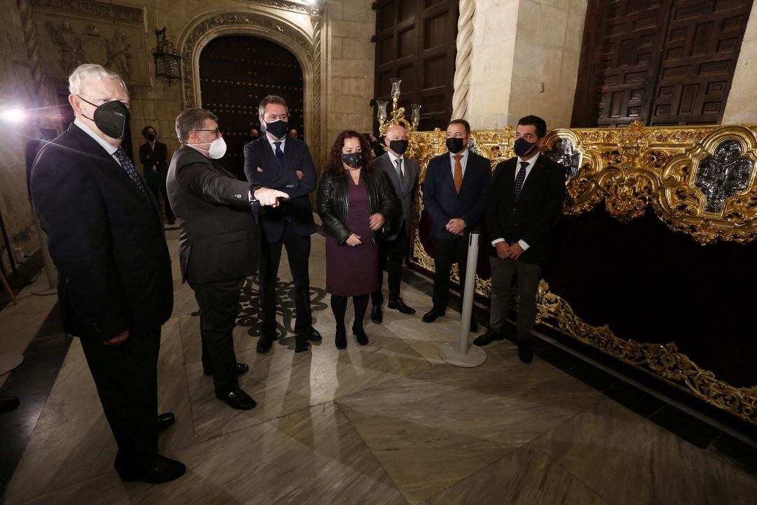 El alcalde de Sevilla, Juan Espadas -en el centro de la imagen-, durante su visita el pasado viernes a la exposición del Cachorro en el Ayuntamiento