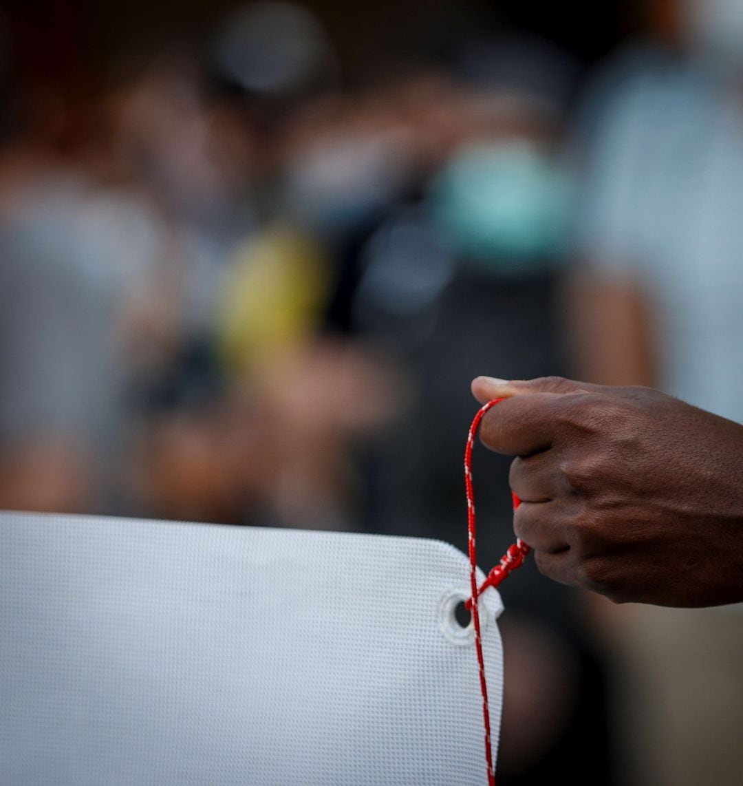 Varios cientos de personas se han concentrado este lunes en Irun para mostrar su pesar por la muerte de Abdoulaye Coulibaly, el migrante fallecido este domingo cuando trataba de cruzar a nado el río Bidasoa a su paso por esta localidad guipuzcoana para ll