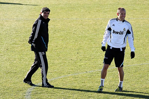 Juande Ramos y Arjen Robben durante un entrenamiento del Madrid