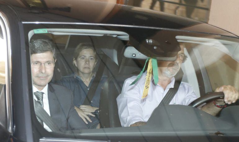 GRA402. CASTELLÓN, 10/06/2015.- Alfonso Bataller, alcalde de Castellón en funciones (i), sale del parking del Ayuntamiento para ir a declarar a la Comandancia de la Guardia Civil de Castellón por la firma de contratos con empresas de la trama Púnica. EFE/Domenech Castelló