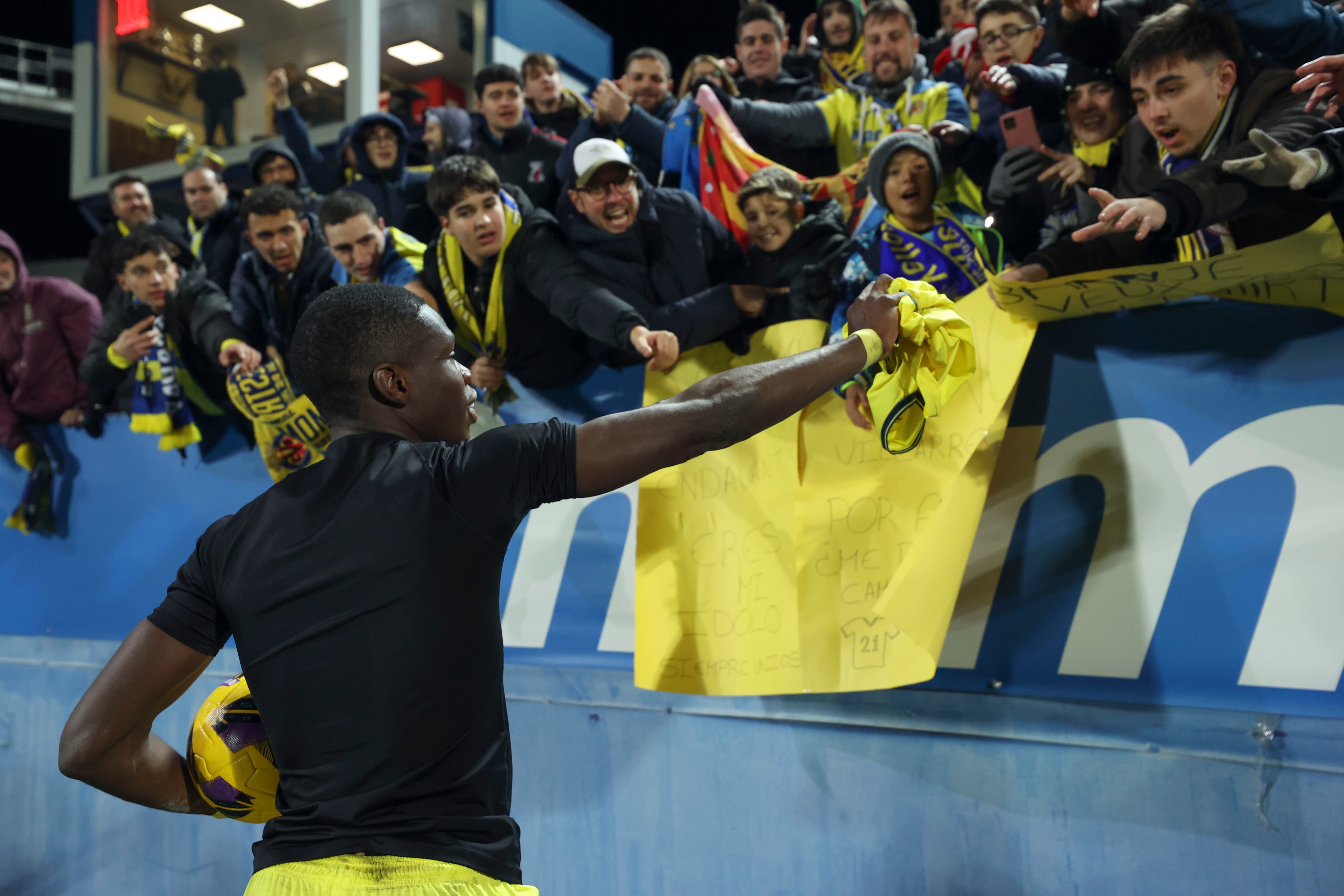 LEGANÉS (MADRID), 22/12/2024.- El delantero del Villarreal Thierno Barry entrega su camiseta a la afición tras el encuentro de la jornada 18 de LaLiga que CD Leganés y Villarreal CF disputan este domingo en el estadio de Butarque, en Leganés. EFE/Kiko Huesca
