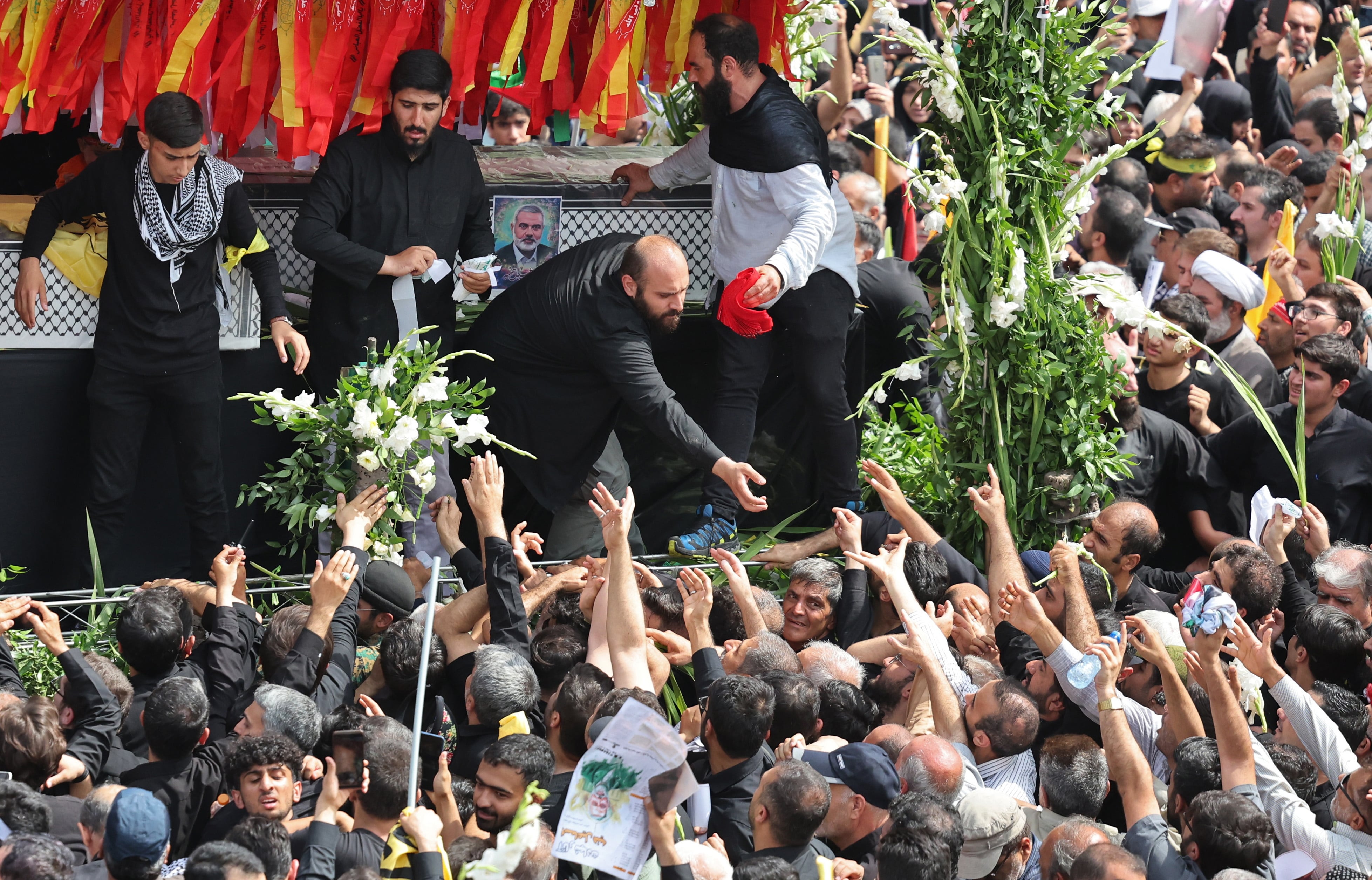 Un momento del funeral. EFE/EPA/ABEDIN TAHERKENAREH