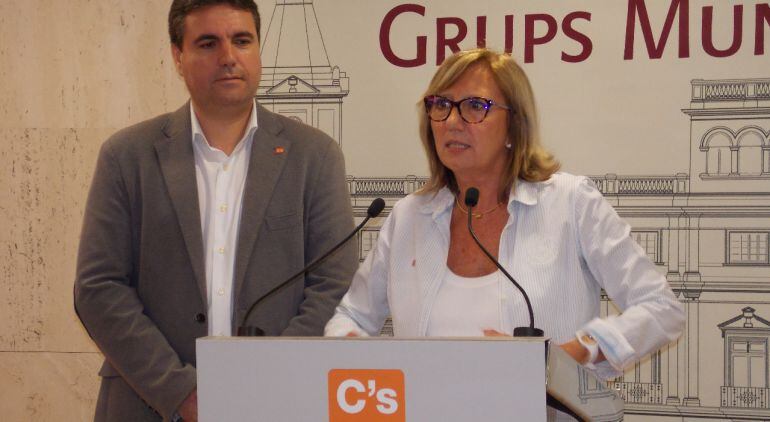 Pepa Labrador, acompanyada de Juan Carlos Sánchez, el portaveu de C's a Reus. 