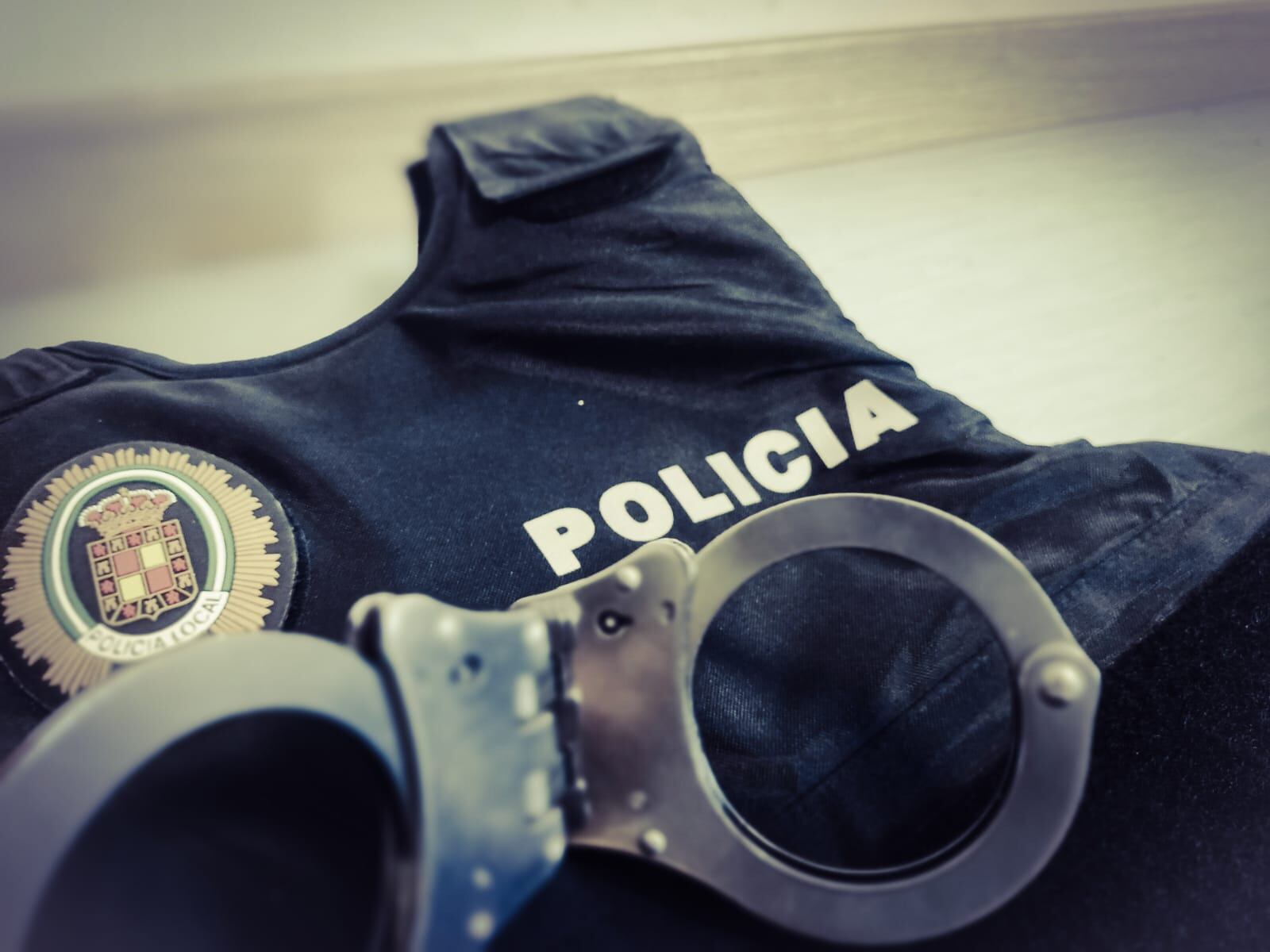 Un chaleco y las esposas de la Policía Local en Jaén capital