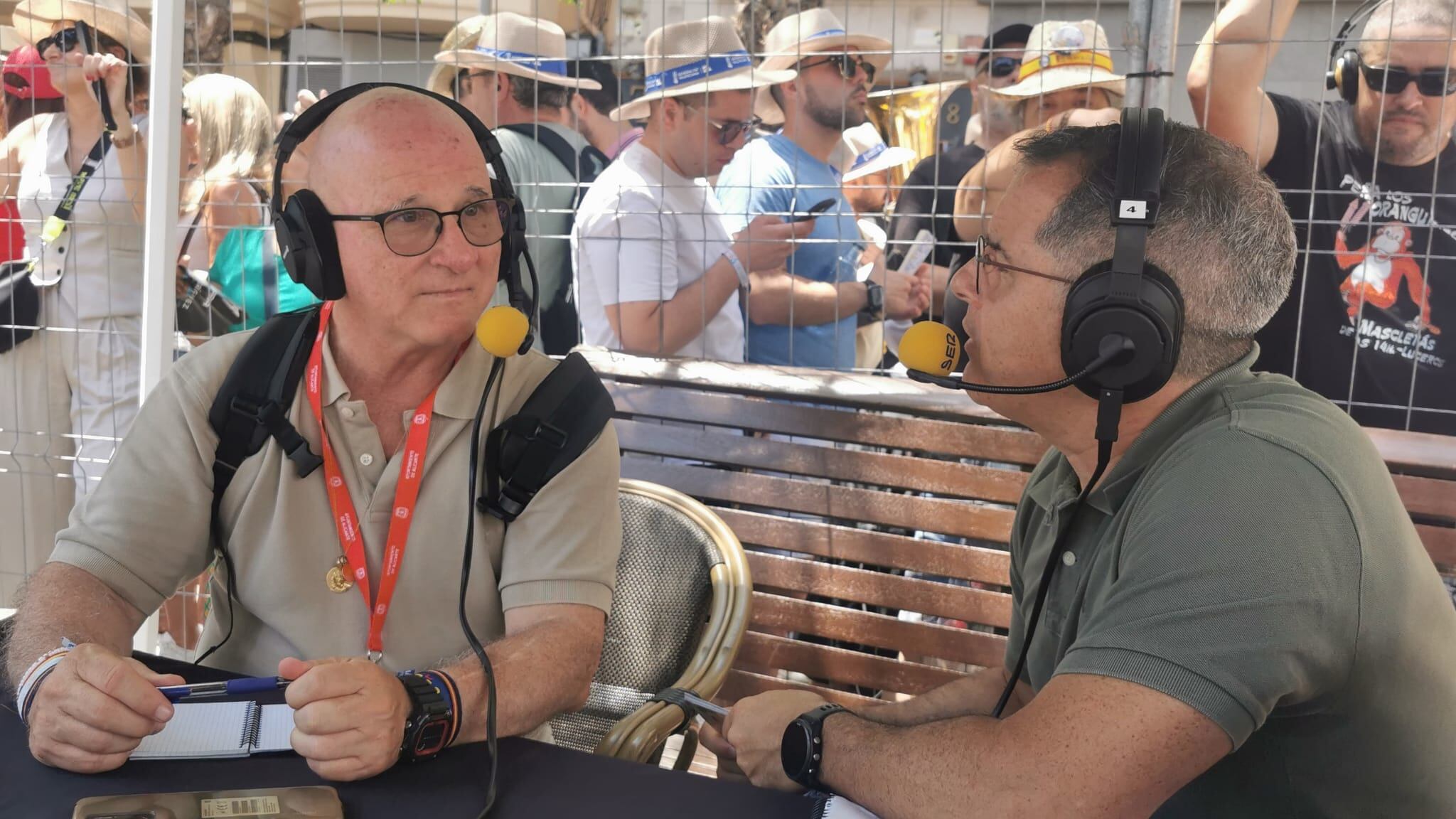 Luis Miguel Sánchez con Carlos Arcaya durante la entrevista en la plaza de Los Luceros
