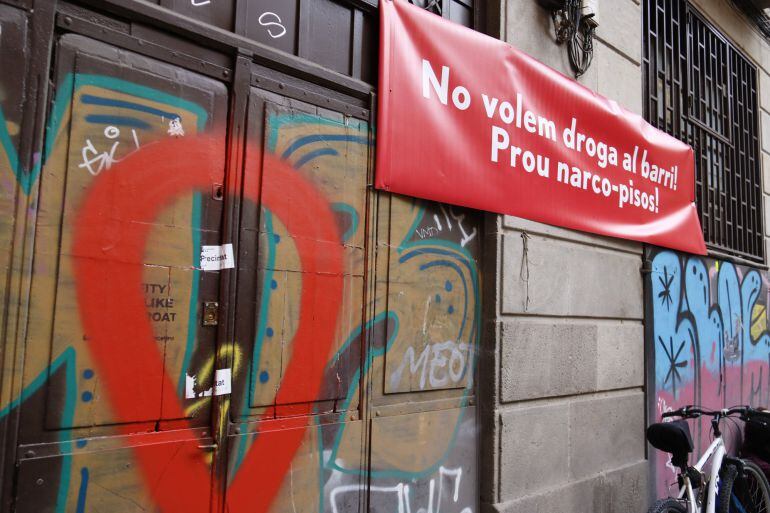 Imatge d'un dels locals precintats que havia estat un narcopis a la plaça dels Traginers del barri Gòtic de Barcelona