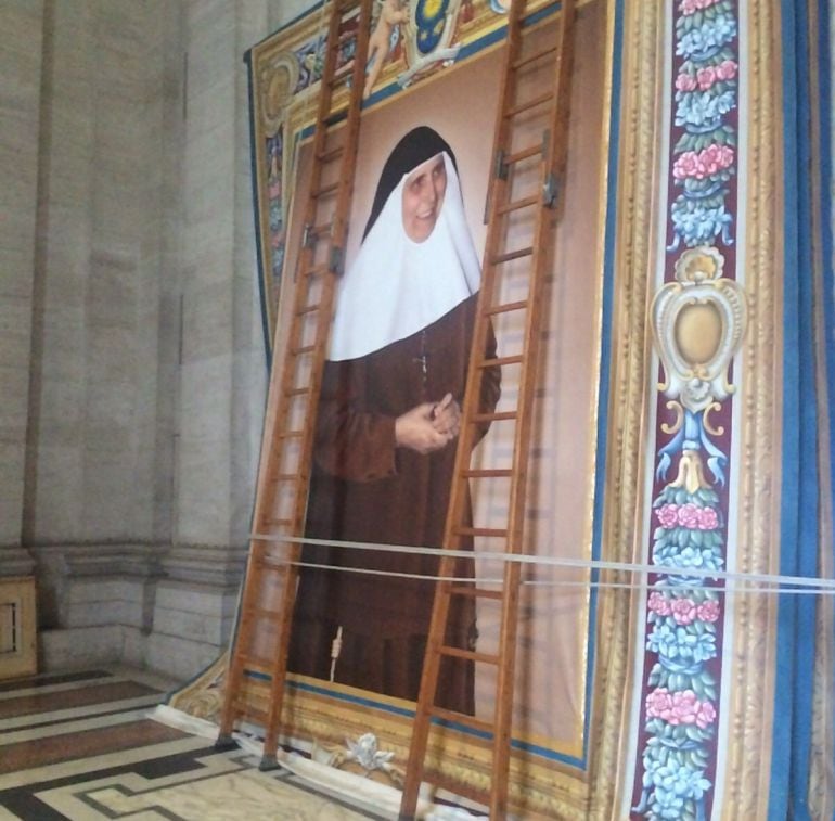 Imagen de Madre María de la Purísima en el repostero que se verá el domingo en la Ciudad del Vaticano durante la ceremonia de canonización