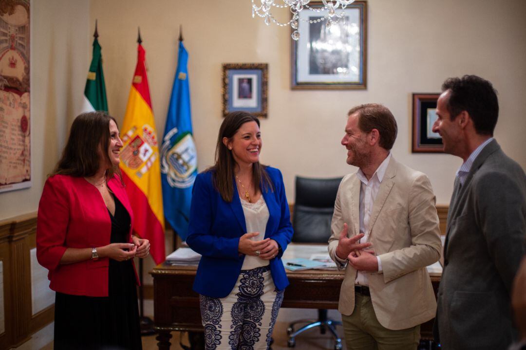 La edil Regla Moreno (C&#039;s), la alcaldesa Patricia Cavada (PSOE), el primer teniente de alcaldesa Conrado Rodríguez (PSOE) y el edil Francisco Posada (C&#039;s), dialogan en el Ayuntamiento de San Fernando.