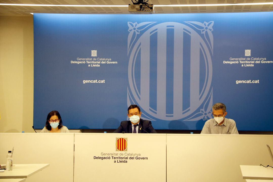 La gerent de la Regió Sanitària Lleida i de l'Alt Pirineu i Aran, Divina Farreny; el delegat del Govern, Pere Godoy, i el cap de Vigilància Epidemiològica, Pere Godoy, a la delegació del Govern