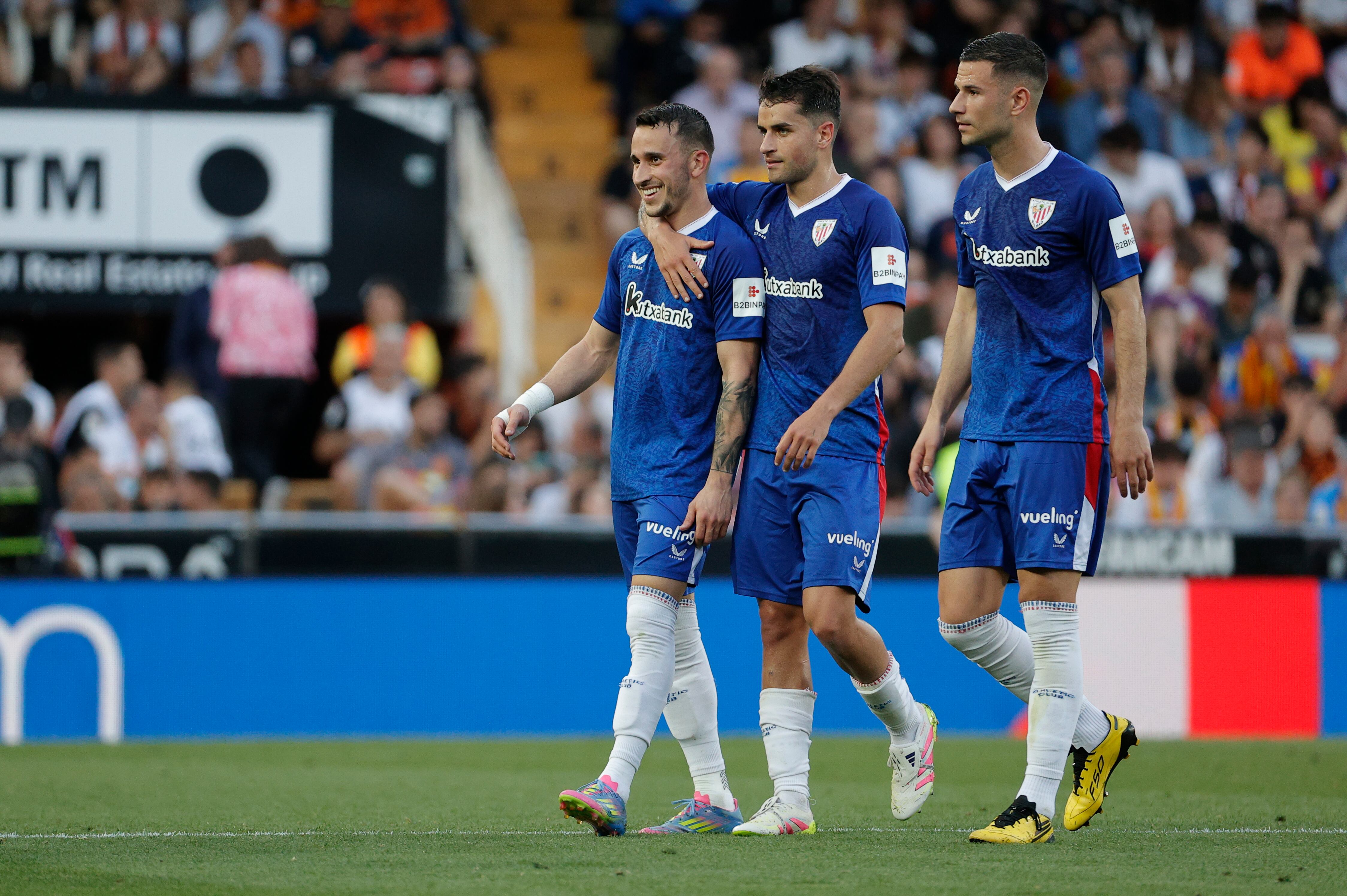 VALENCIA, 18/05/2025.- El centrocampista del Athletic de Bilbao Alejandro Berenguer (i) celebra su gol durante el partido de la jornada 37 de LaLiga que Valencia CF y Athletic de Bilbao disputan este domingo en Mestalla. EFE/Manuel Bruque
