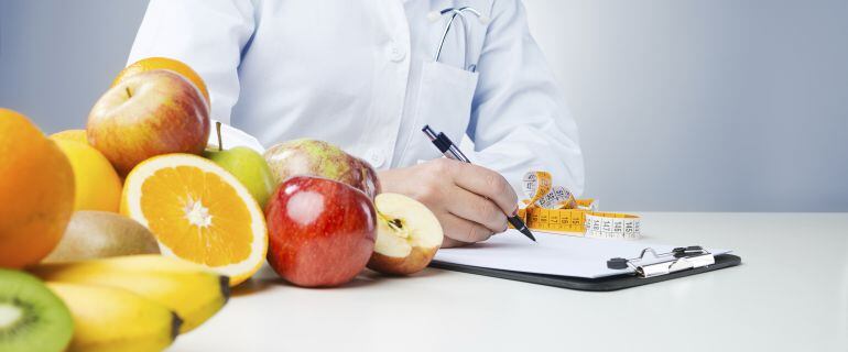 Los profesionales de nutrición abogan por aprender a comer para conseguir reducir el peso que deseamos.