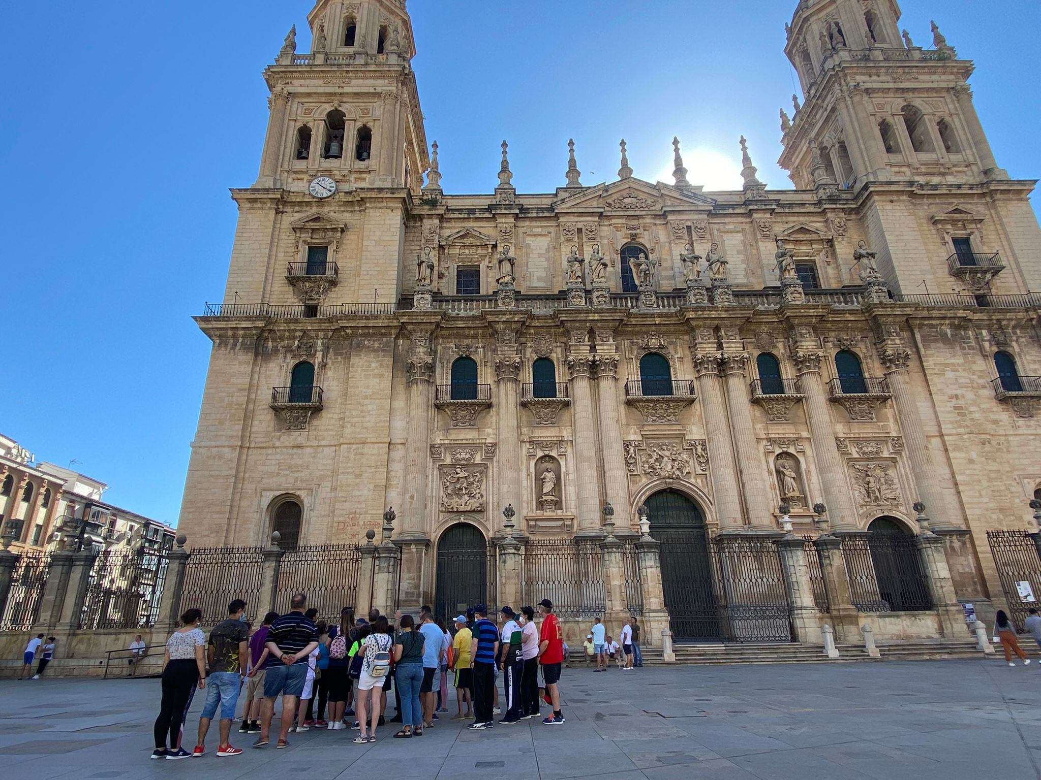 Un grupo de turistas frente a la Catedral de Jaén.