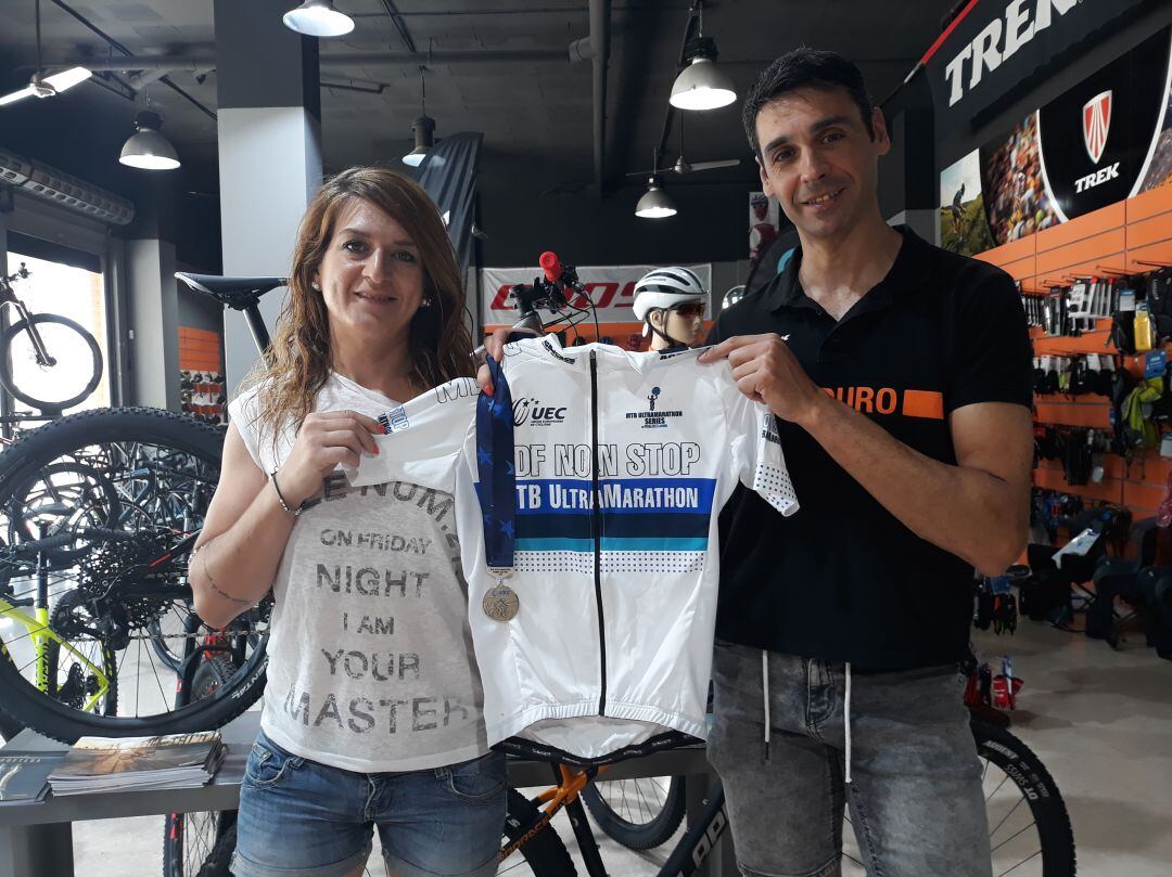 Ariadna Ródenas con Roberto Sánchez, director del equipo Elxenduro