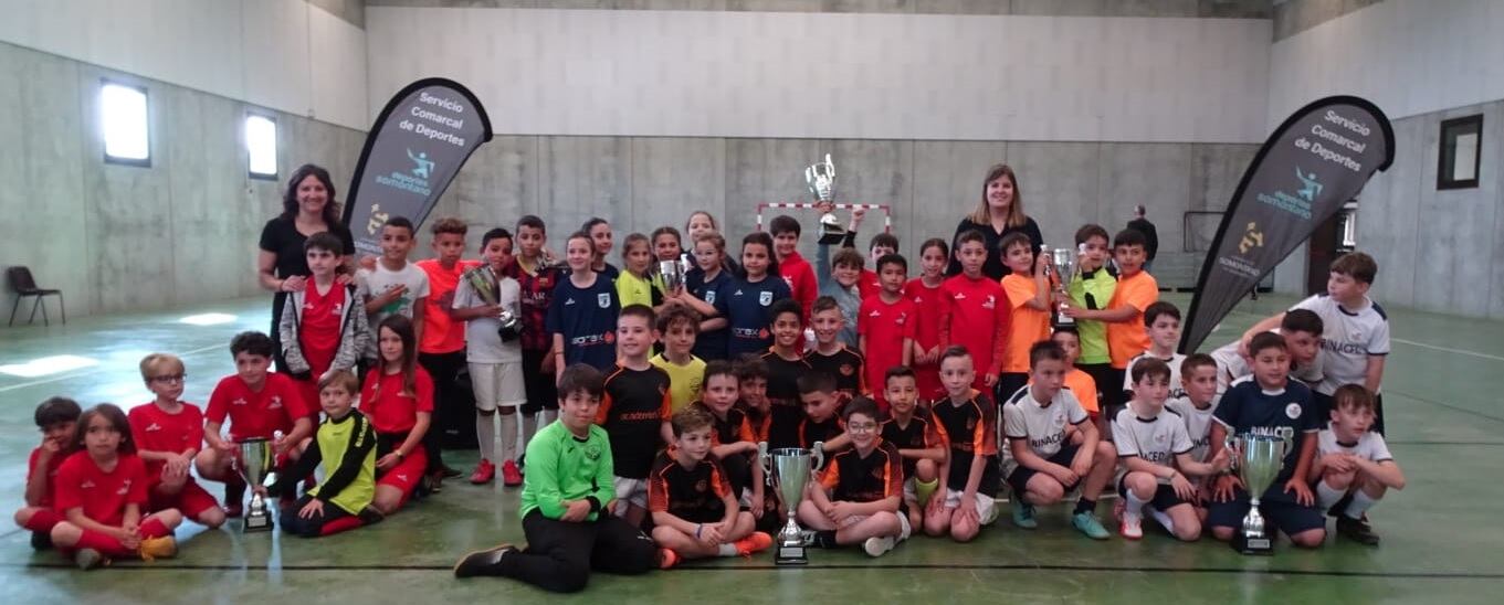 Foto de familia de los jugadores participantes en la competición de fútbol sala
