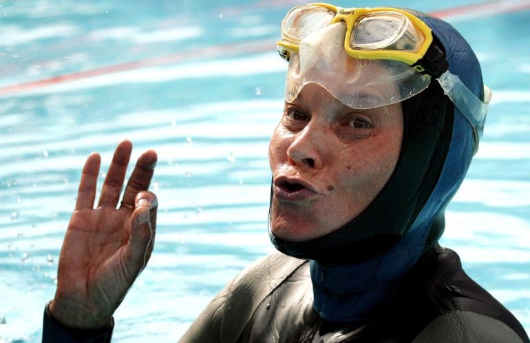 Fotografía de archivo del 26/8/2005 de la plumarquista mundial de apnea Natalia Molchanova, organismos de emergencias y una compañía privada buscan a la deportista rusa en aguas de Formentera, donde desapareció el pasado domingo mientras practicaba dicha 