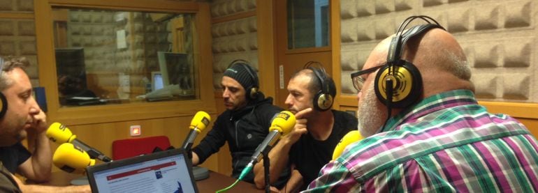 Manuel Sordo, Joaquín Álvarez, Aurelio Canteli y Gabriel García en los estudios de Radio Asturias-SER junto al conductor del programa, José Manuel Echéver