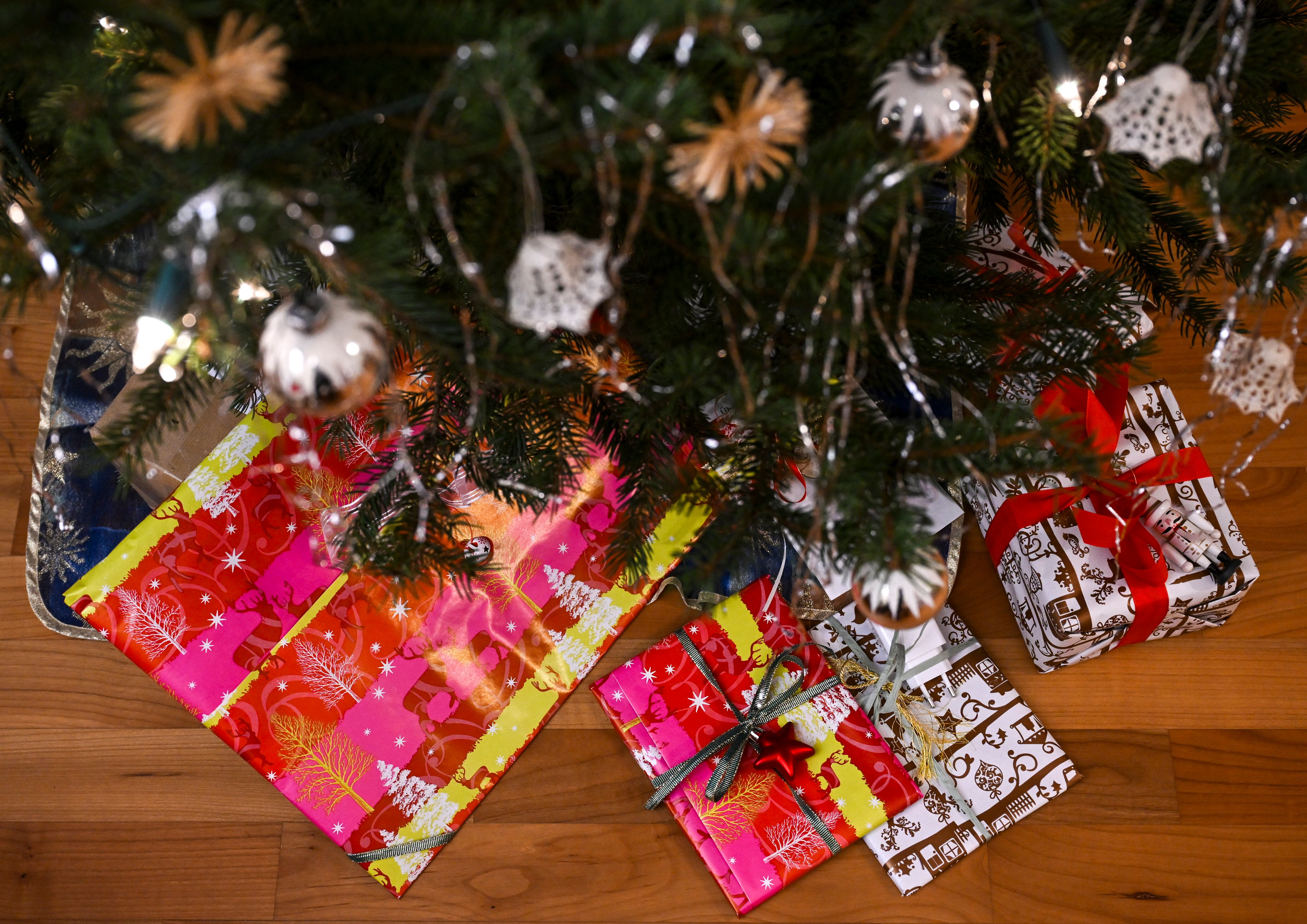 Los regalos de una familia bajo su árbol de Navidad.