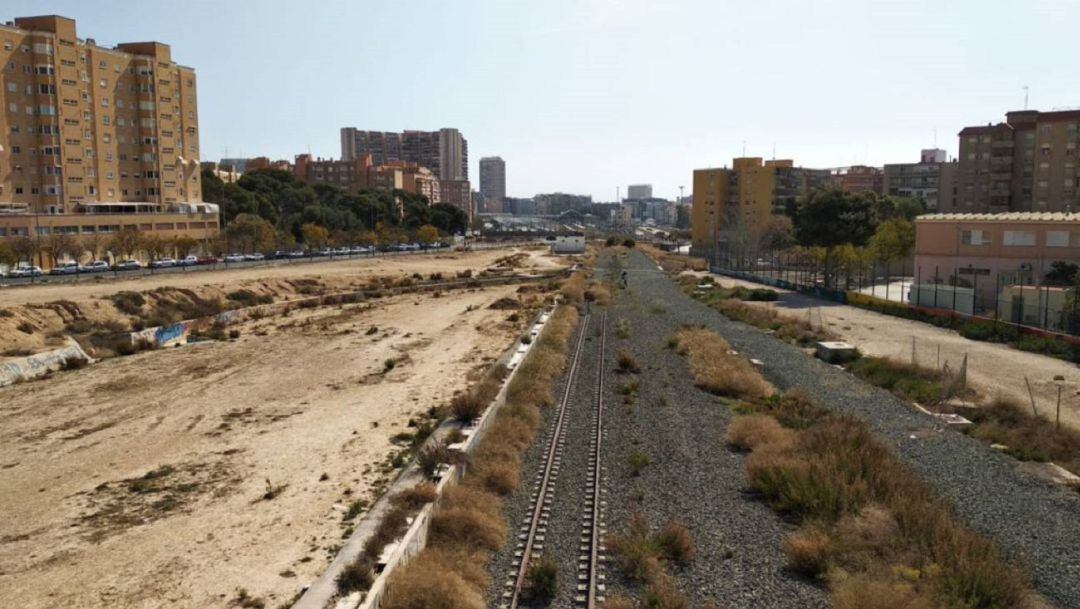 Terrenos liberados tras el soterramiento de las vías del tren donde se debe construir el futuro Parque Central