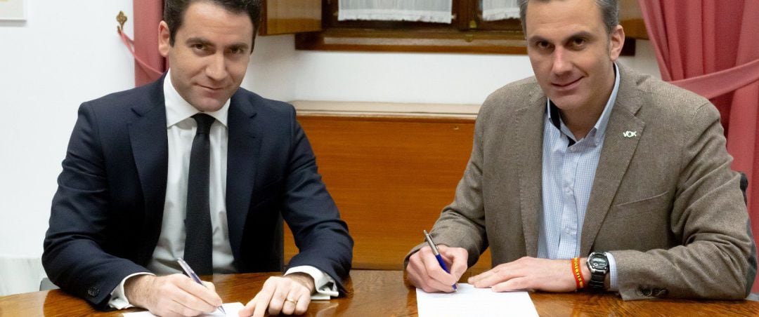 García Egea y Ortega Smith firman un acuerdo sobre la Mesa del Parlamento andaluz