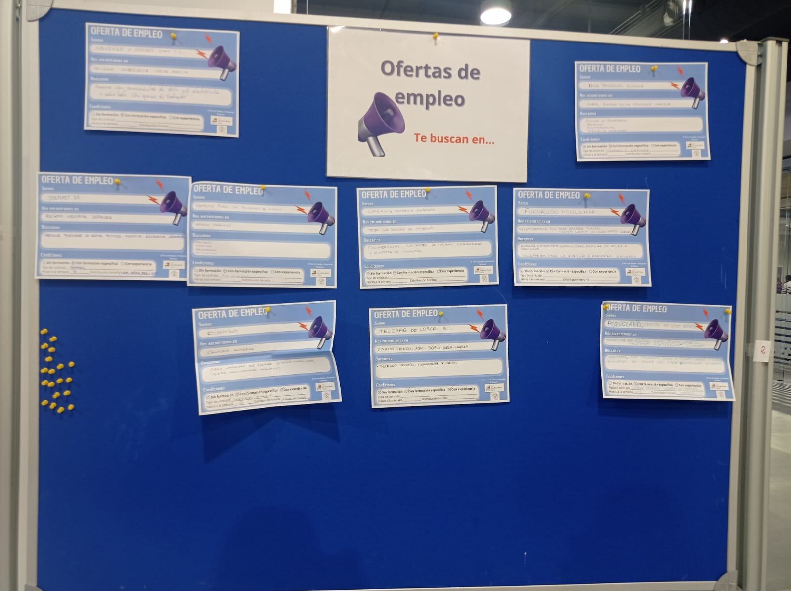 Ofertas de empleo en un tablón de la Feria de Empleo de Lorca