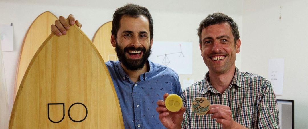 Un apicultor y un programador informático de A Coruña, Iñaki López y Pablo Blanco.