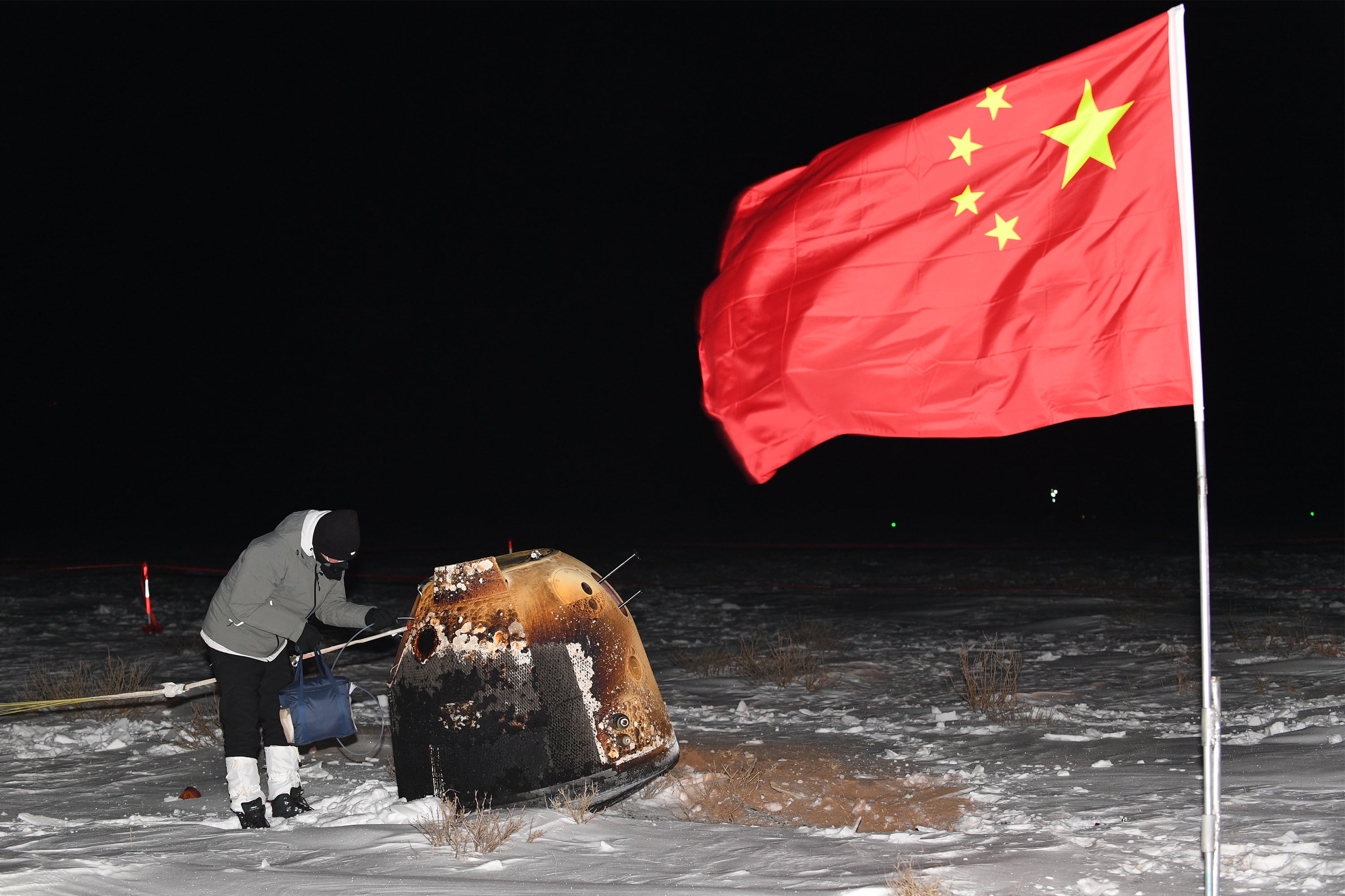 Recogida de las muestras lunares enviadas por la sonda Chang&#039;e 5 en 2020.(Photo by TPG/Getty Images)